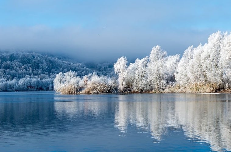 Winter lake scene in the Lake District